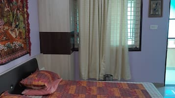 1 quarto, cofres nos quartos, ferros/tábuas de passar roupa