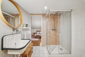 Dusche, Haartrockner, Handtücher, Seife