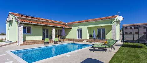 Außenpool, beheizter Pool, Liegestühle