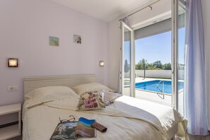 3 bedrooms, in-room safe, iron/ironing board, travel cot