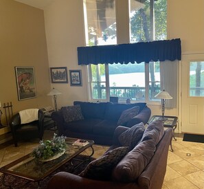 TV connectée, cheminée, livres