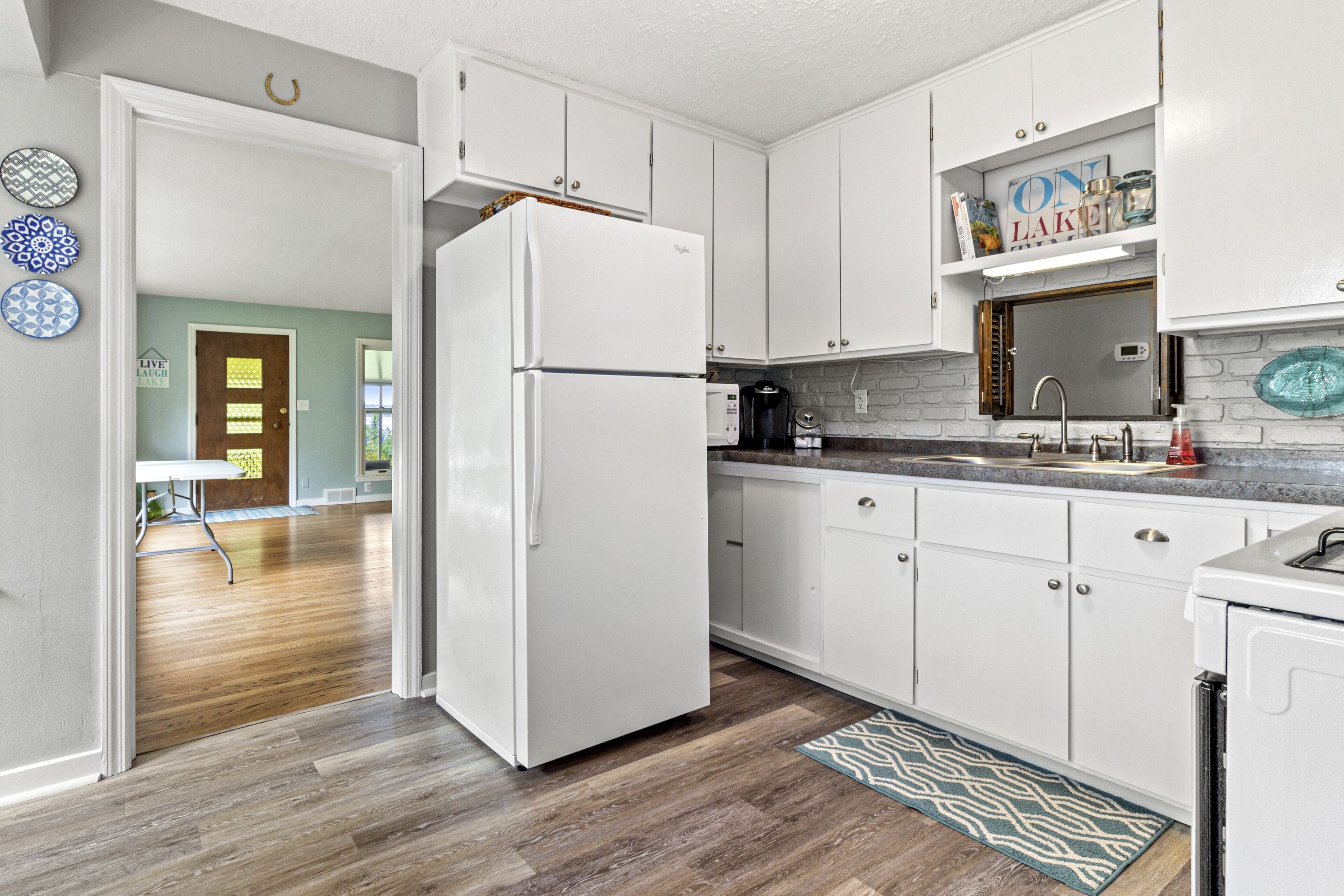 NOW BOOKING FALL & WINTER '23!  Charming & cozy lakefront home! Sleeps 8+! 