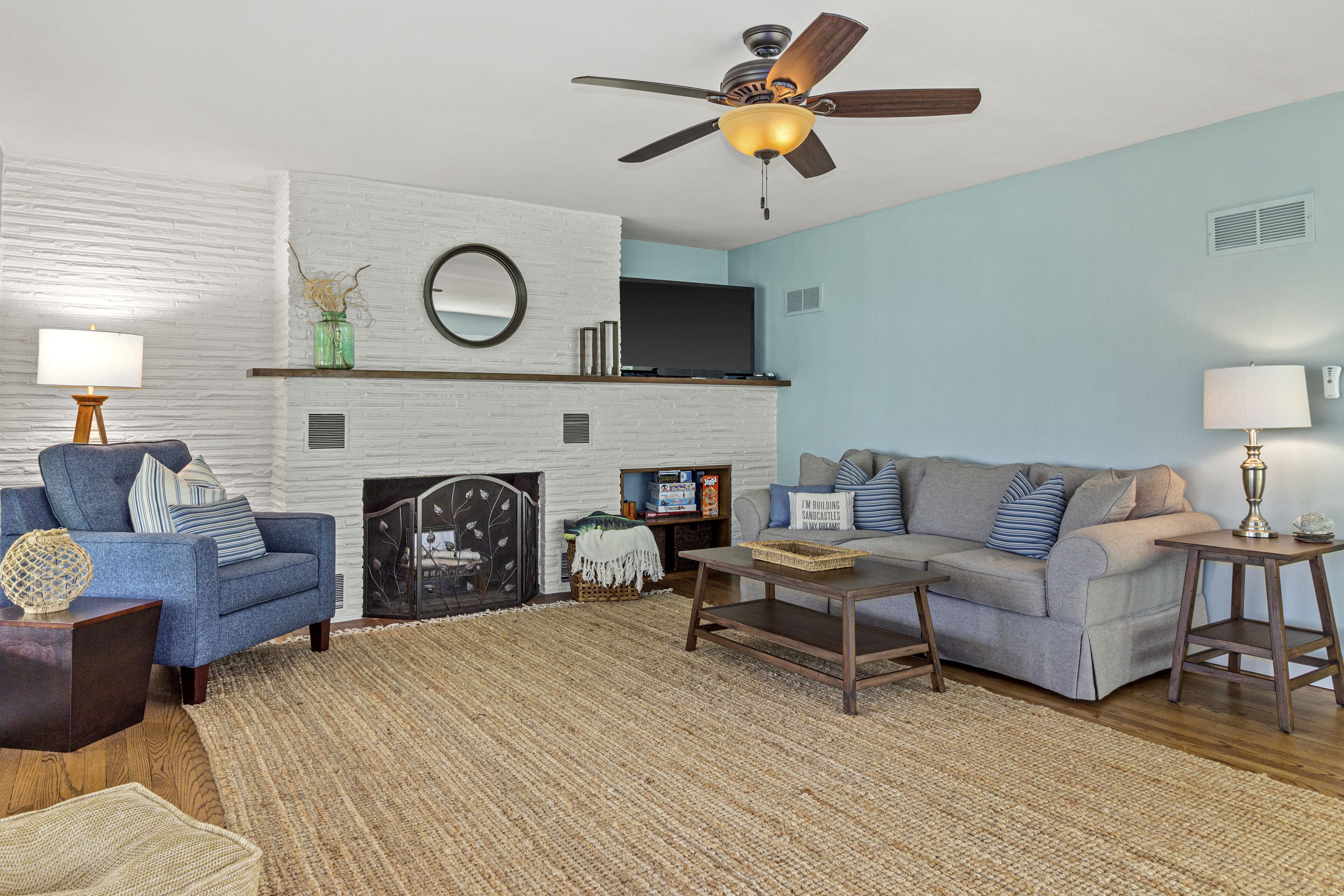 NOW BOOKING FALL & WINTER '23!  Charming & cozy lakefront home! Sleeps 8+! 