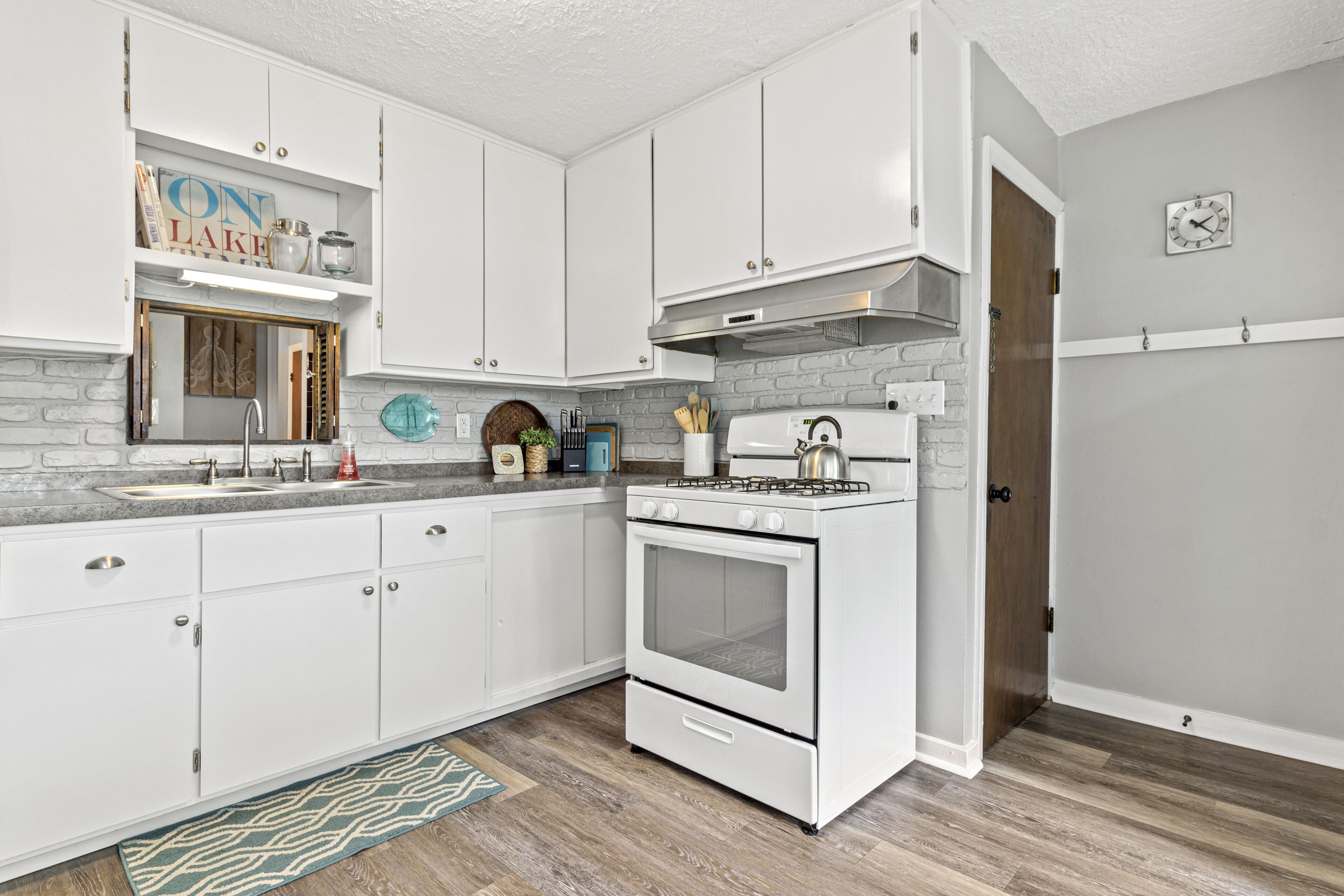 NOW BOOKING FALL & WINTER '23!  Charming & cozy lakefront home! Sleeps 8+! 