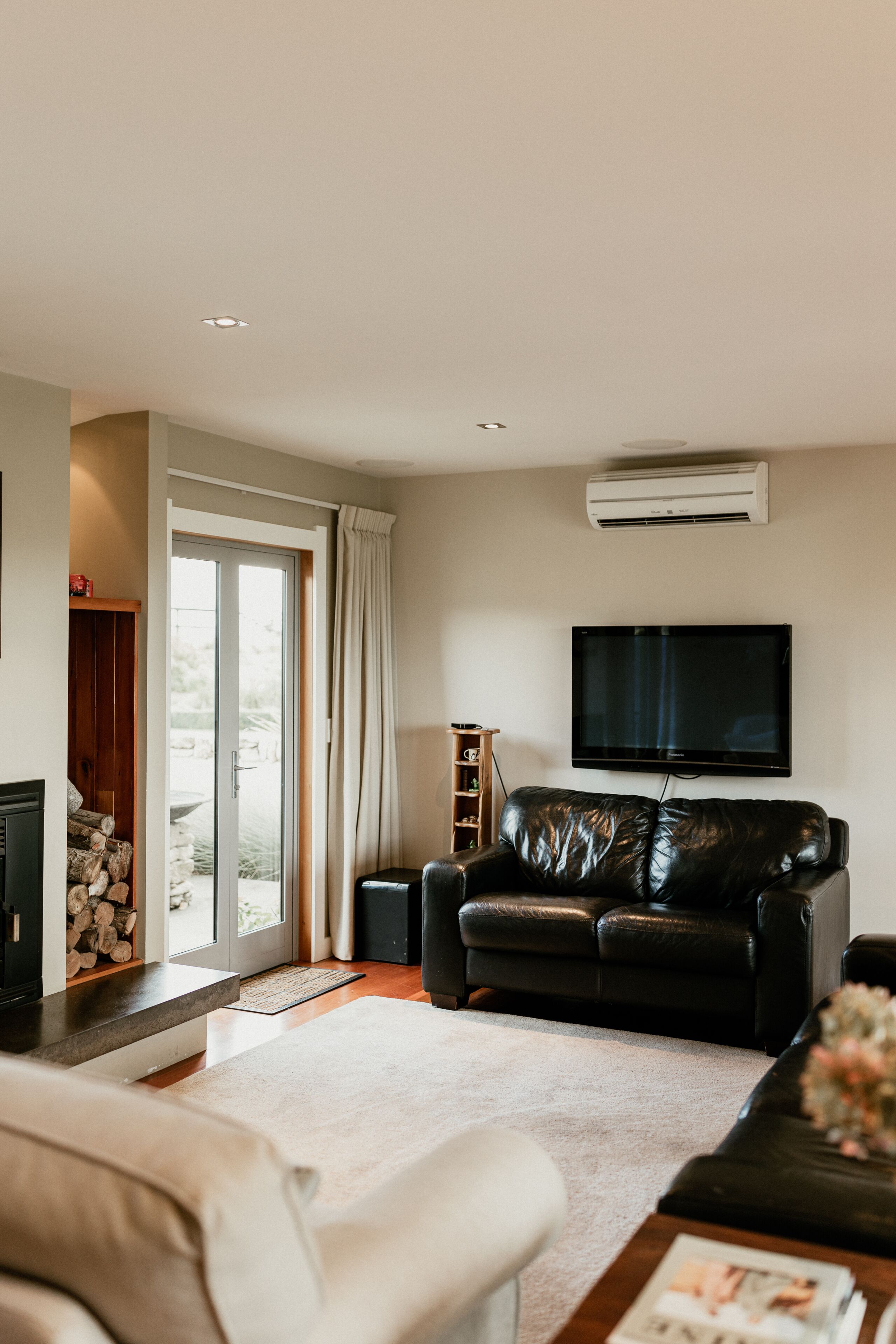 Smart TV, fireplace, DVD player, ping pong