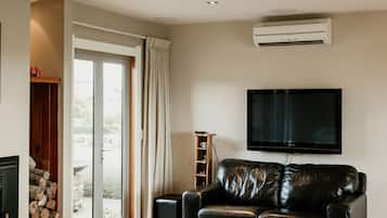 Smart-TV, Kamin, DVD-Player, Tischtennisplatte