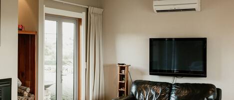 TV connectée, cheminée, lecteur de DVD, table de tennis de table