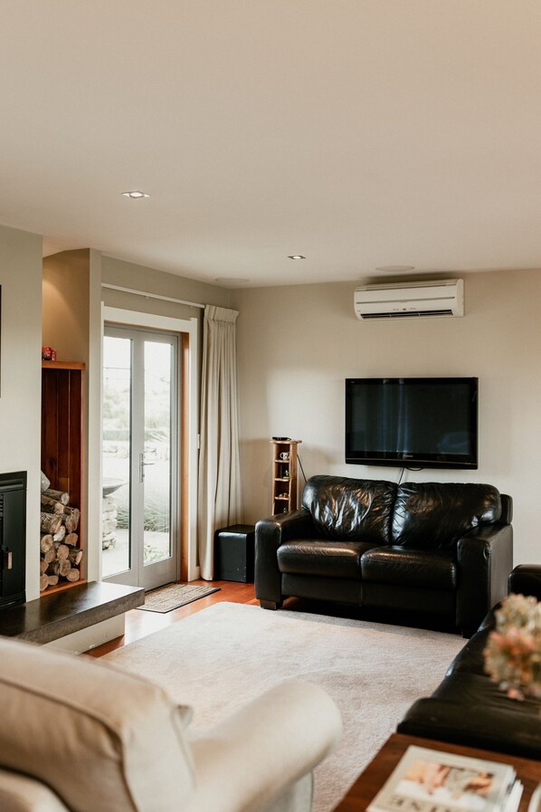 Smart TV, fireplace, DVD player, ping pong