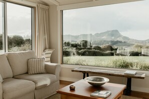 Smart TV, fireplace, DVD player, table tennis