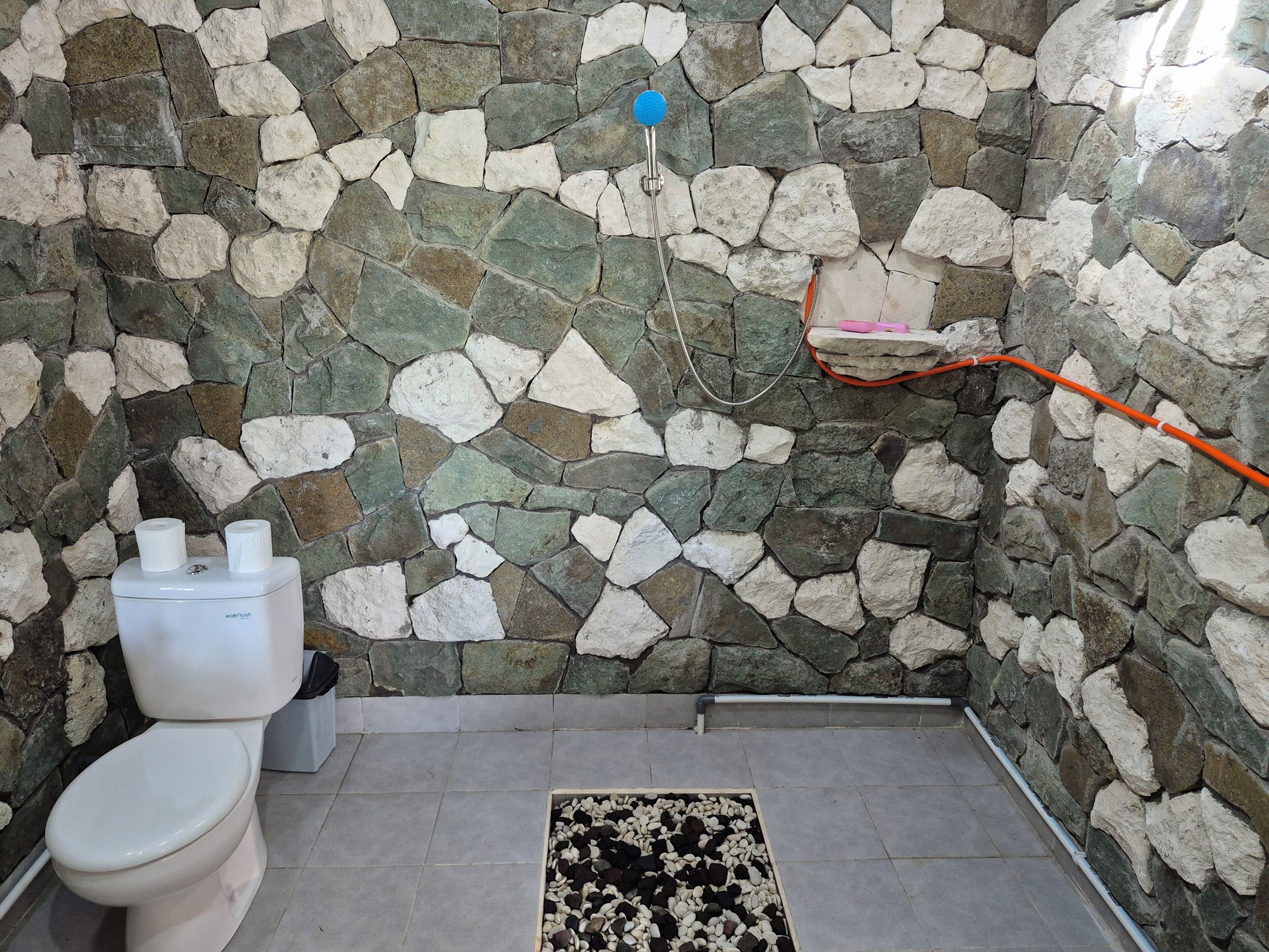 Ducha, toallas, jabón y champú