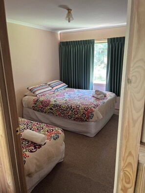 2 habitaciones, tabla de planchar con plancha y ropa de cama