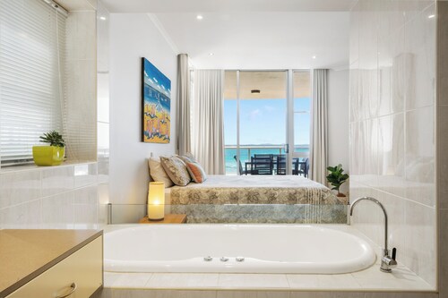 Stunning Apartment Opposite Town Beach with Spectacular Ocean Views