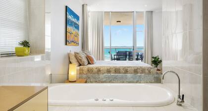 Stunning Apartment Opposite Town Beach with Spectacular Ocean Views