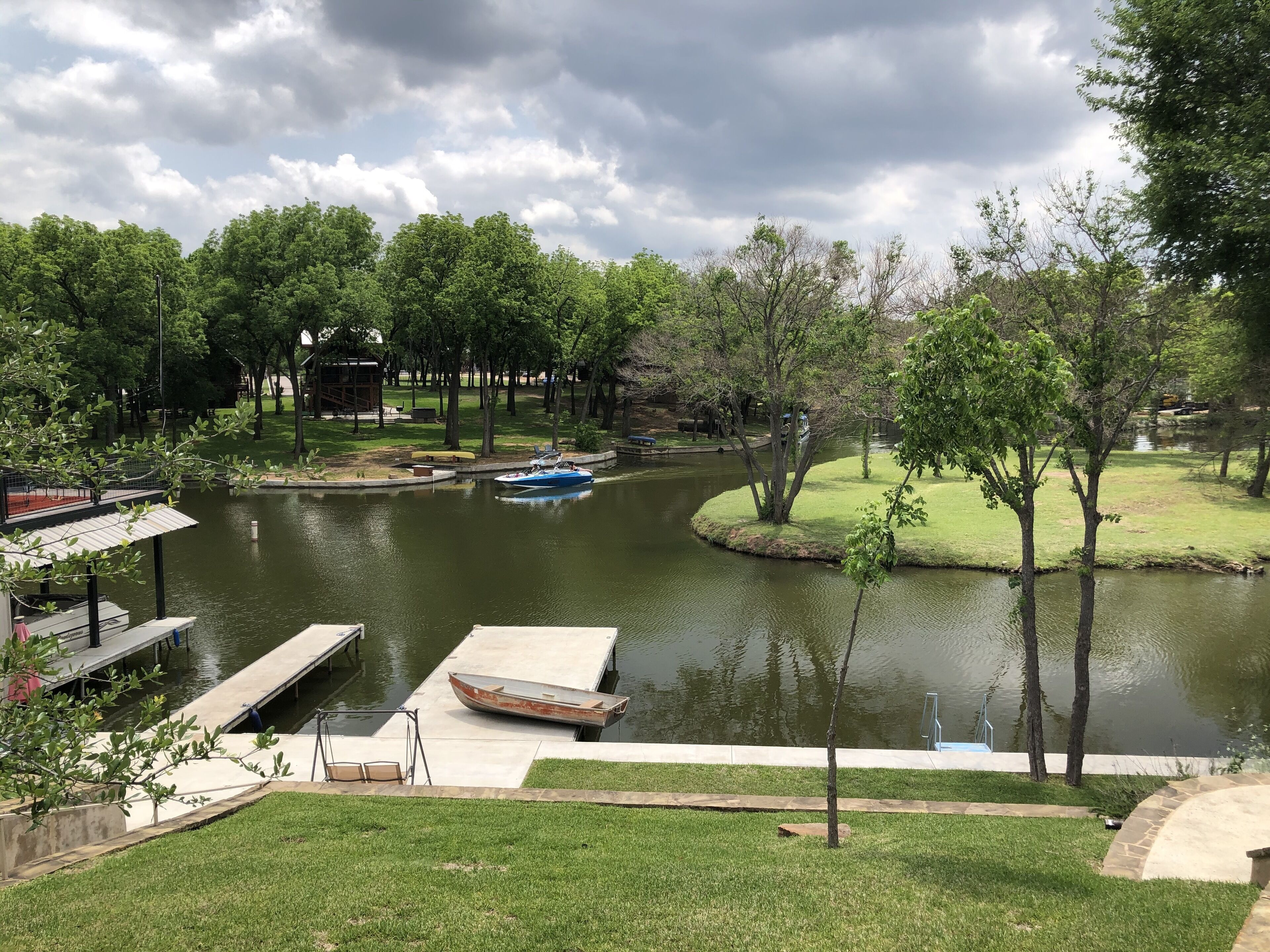 Beautiful Farmhouse Waterfront Cove with Dock and Hot Tub.