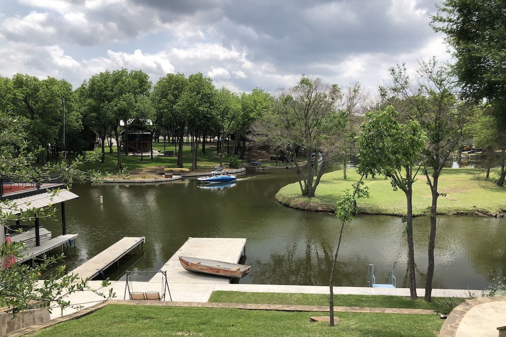Beautiful Farmhouse Waterfront Cove with Dock and Hot Tub.