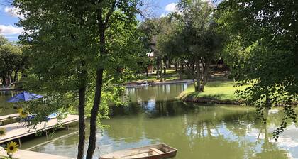 Beautiful Farmhouse Waterfront Cove with Dock and Hot Tub.