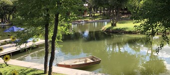 Beautiful Farmhouse Waterfront Cove with Dock and Hot Tub.