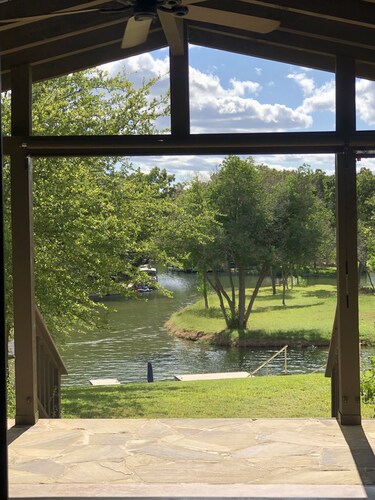 Beautiful Farmhouse Waterfront Cove with Dock and Hot Tub.