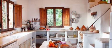 ثلاجة، فرن، موقد طهي مسطح، غسالة أطباق