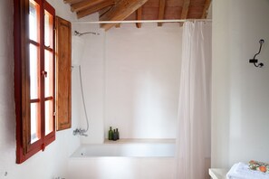 Duschwanne, Haartrockner, Bidet, Handtücher