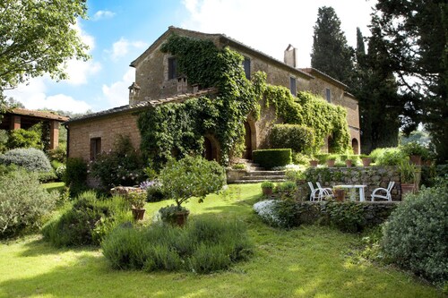 Colombiao di Momo: A Large 17th Century Farmhouse overlooking Tuscan hills