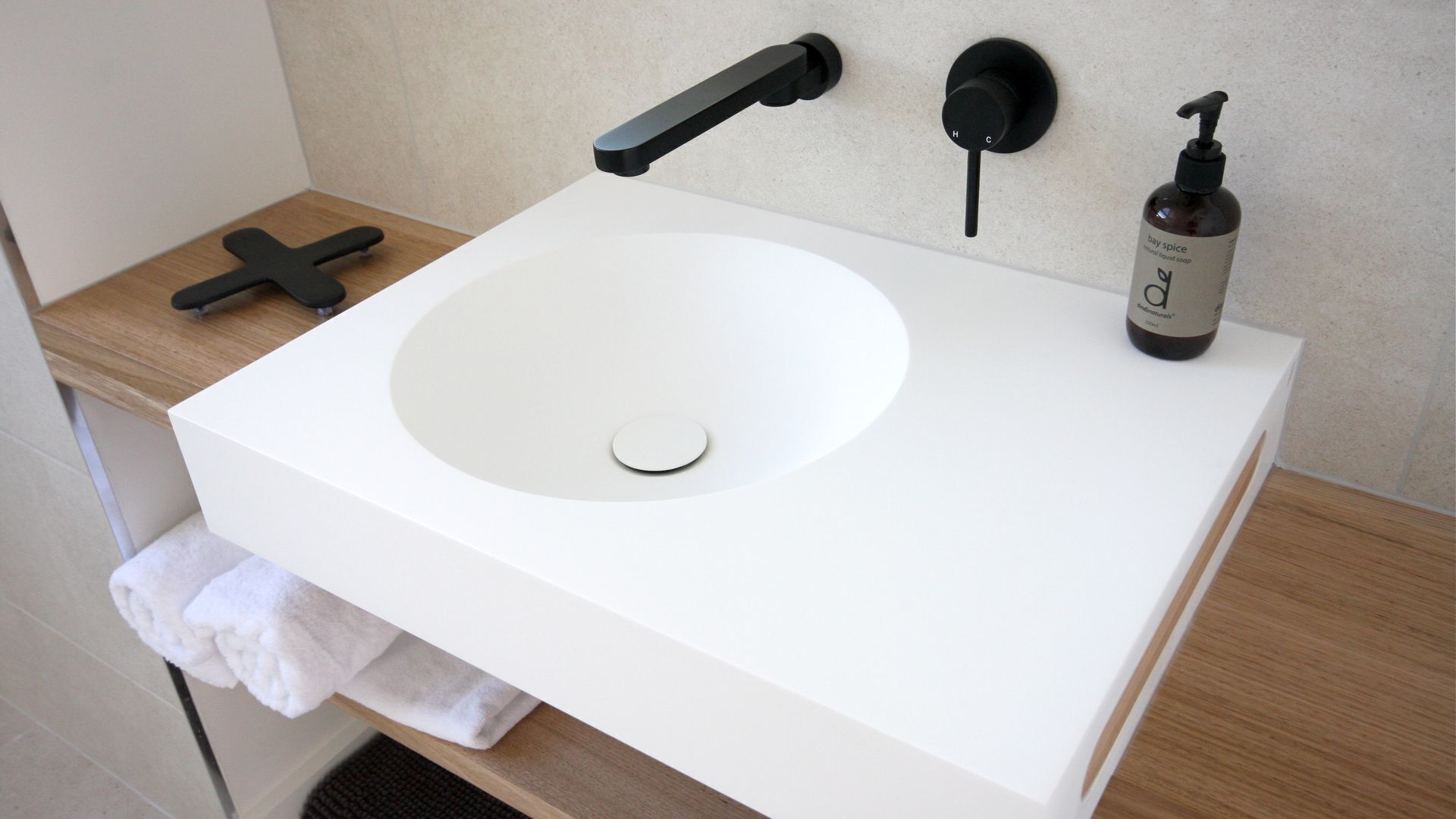 SALTCOTES BEACH HOUSE TASMANIA — image 9