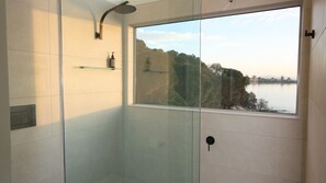 Haartrockner, Handtücher, Toilettenpapier