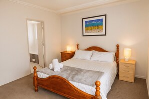 2 slaapkamers, een strijkplank/strijkijzer, wifi, beddengoed