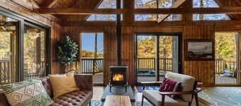 Cozy Cabin Hidden Away on a Lake!