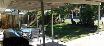 Palmgrove 2 - Rainbow Beach. Gorgeous, modern beach escape in a great location. Aircon. Wifi
