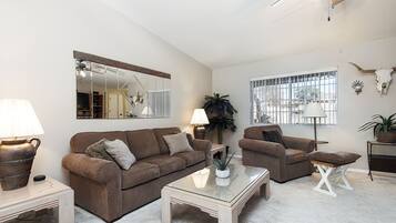 TV connectée, lecteur de DVD, table de tennis de table, livres