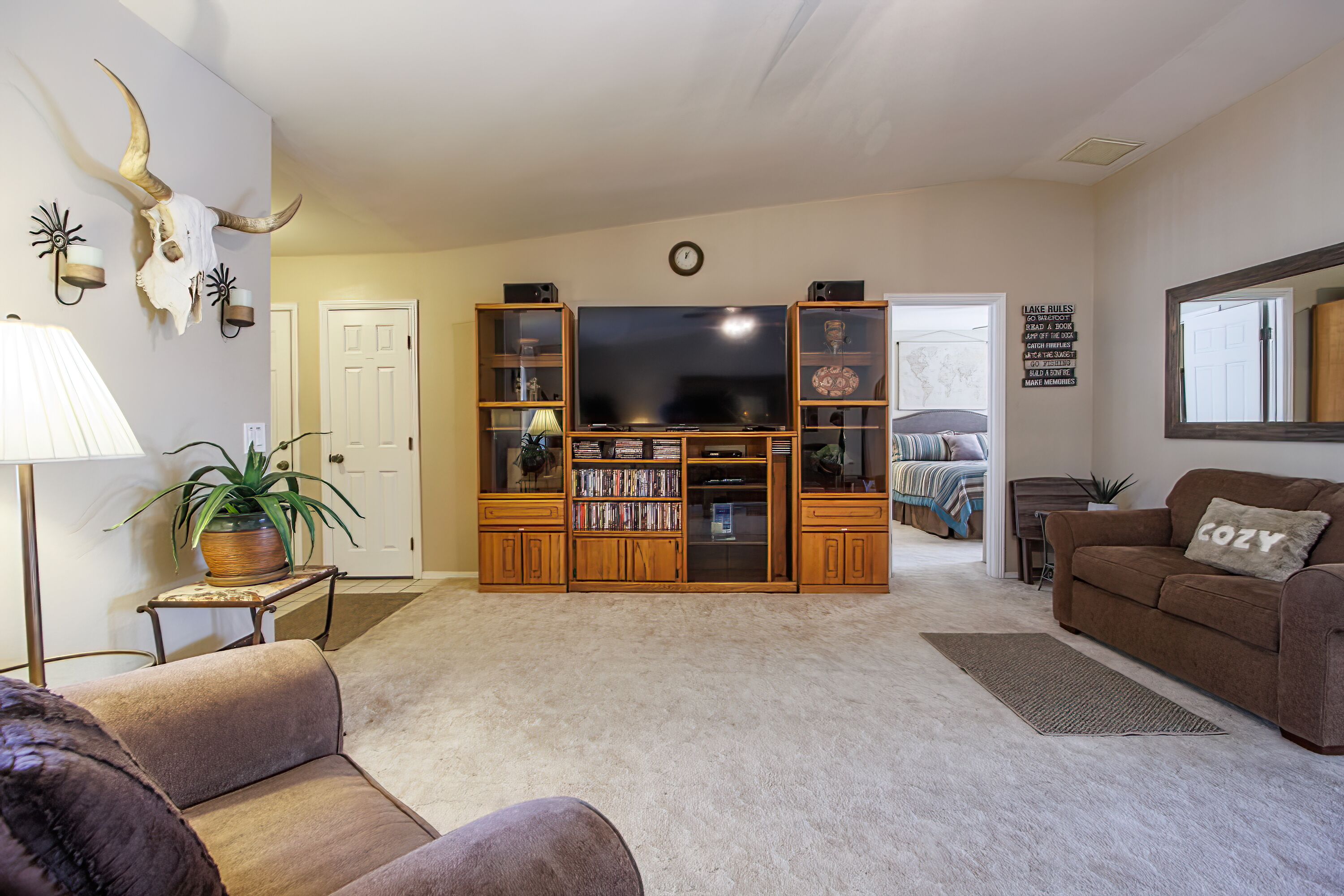 Smart TV, DVD player, table tennis, books