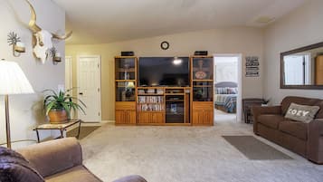 Smart-TV, DVD-Player, Tischtennisplatte, Bücher