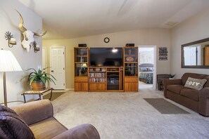 Smart-TV, DVD-Player, Tischtennisplatte, Bücher