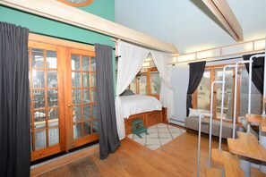 6 bedrooms, iron/ironing board, WiFi, bed sheets