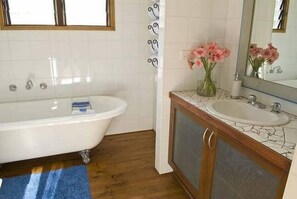 Bathtub, hair dryer, towels, soap - Howards Hill bed & breakfast (cape schanck)