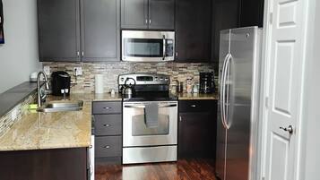 Coffee/tea maker, fridge, microwave, oven
