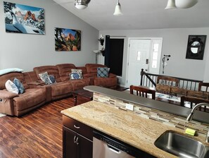 Smart TV, fireplace, video games, foosball - Beautiful Pikes Peak Mountain Views - Hiking & Biking Trails + Foosball Table (Colorado Springs)