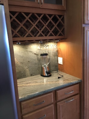 Refrigerador con congelador, microondas, horno y parrilla de estufa