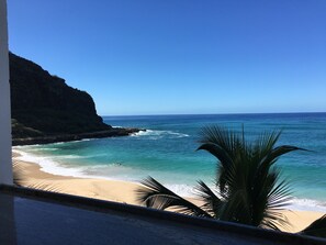 On the beach, sun loungers, beach towels - Cozy Beach front condo in Makaha (Waianae)