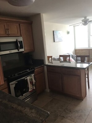 Full-sized fridge, microwave, oven, stovetop