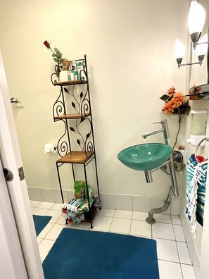Shower, hair dryer, towels, shampoo