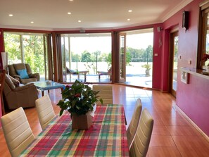 Dining - Spacious Nature Escape (Shellharbour)