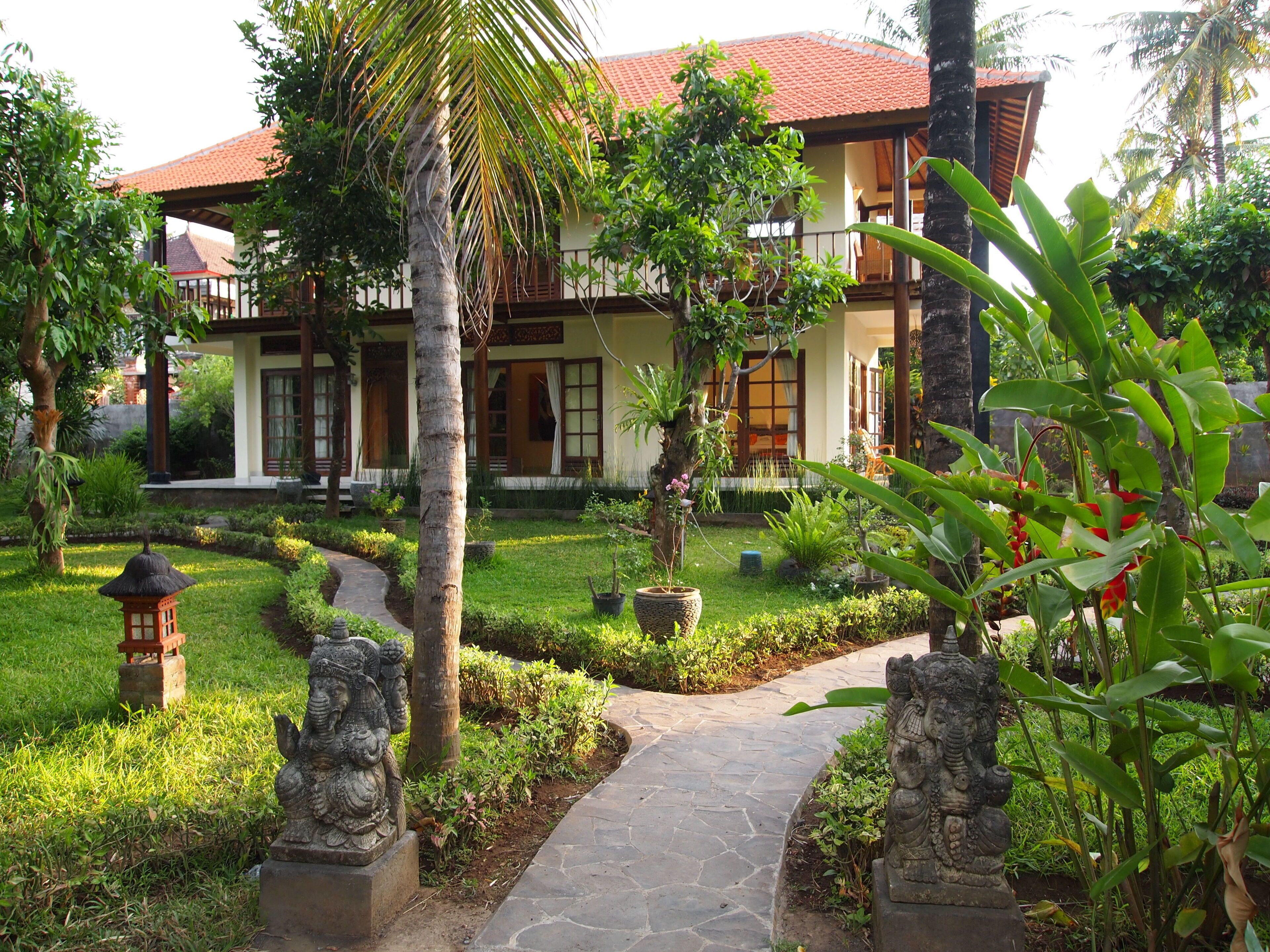 Stylish and cosy 2 story villa in lush tropical garden with privat pool