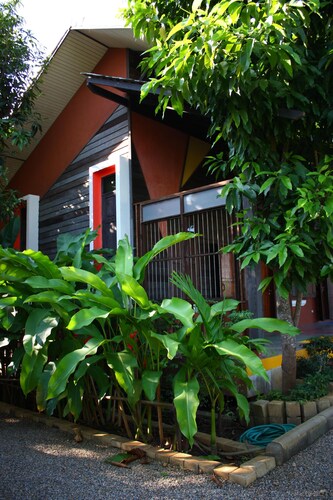 Bed&Breakfast, 2 Queen size beds near Chiang Mai railway station