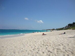Privat strand, solsenger og strandhåndklær