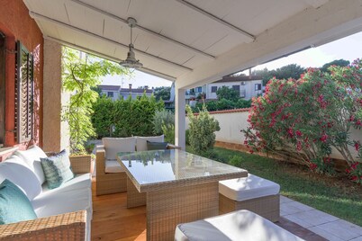 Villa Dana near the beach and the center of the town 6+2