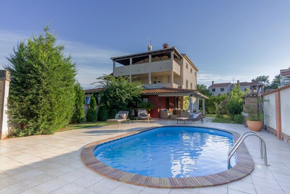 A two-story house with a swimming pool, outdoor furniture, and a garden. - Villa Dana near the beach and the center of the town 6+2 (Pula)