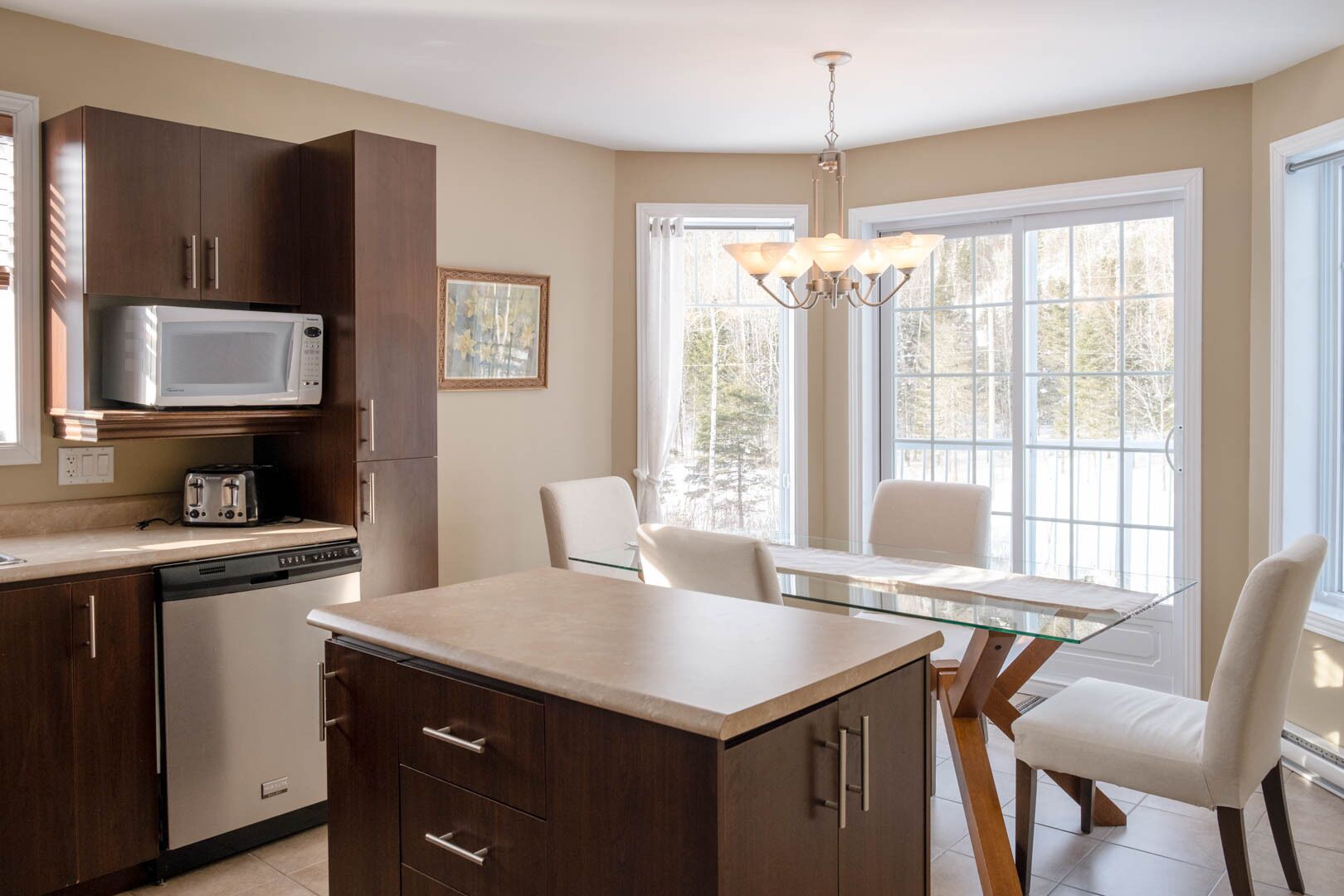 Jääkaappi, mikroaaltouuni, uuni, liesi