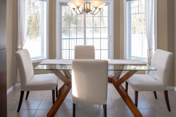 Dining -  Fjord du Saguenay, Mont Édouard,  condo Chez le beau Thom (L'Anse-Saint-Jean)